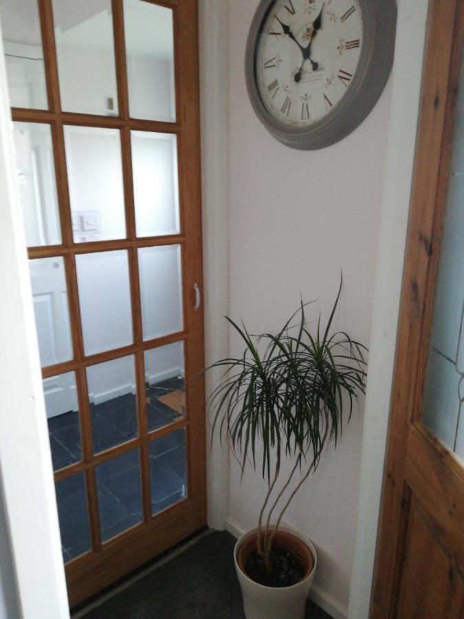 Hotel Little Cosy Cwtsh Pontyclun Exterior foto