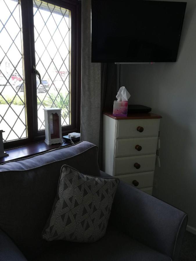 Hotel Little Cosy Cwtsh Pontyclun Exterior foto